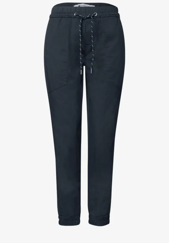 Donkerblauwe joggingbroek met elastische taille, trekkoord en taps toelopende pijpen.