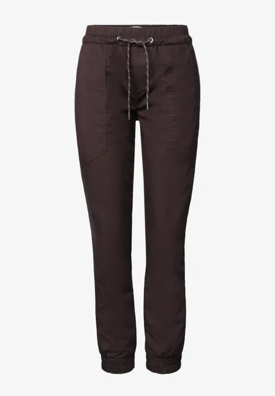 Donkerbruine joggingbroek met elastische taille, trekkoord en aansluitende enkels.