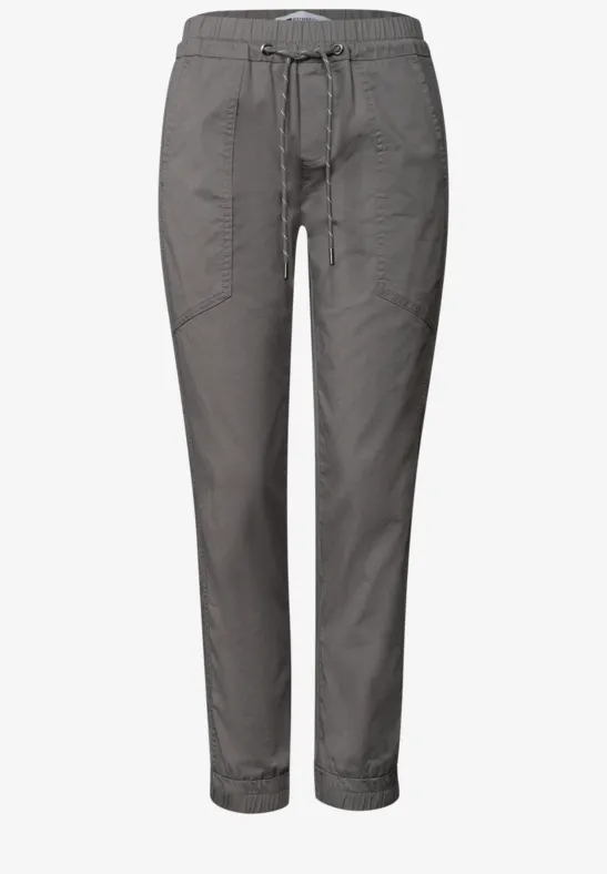 Grijze, casual broek met elastische taille en taillekoord, zijzakken en taps toelopende pijpen.