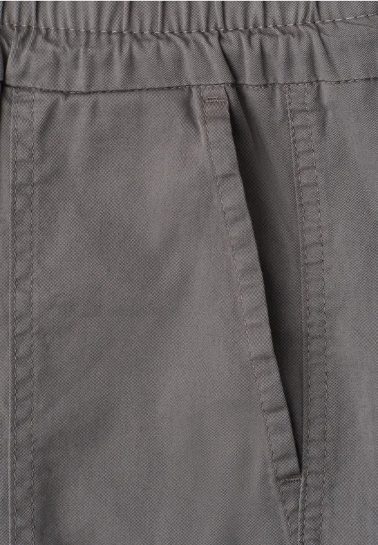 Grijze broek met elastische tailleband en zijzak.