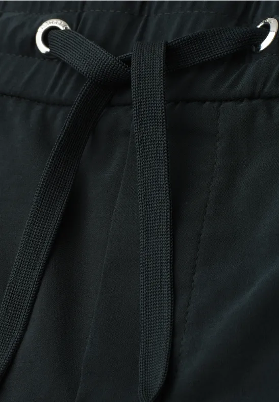 Schwarze Hose mit sichtbarem Kordelzug an der Taille, schlichte Optik.