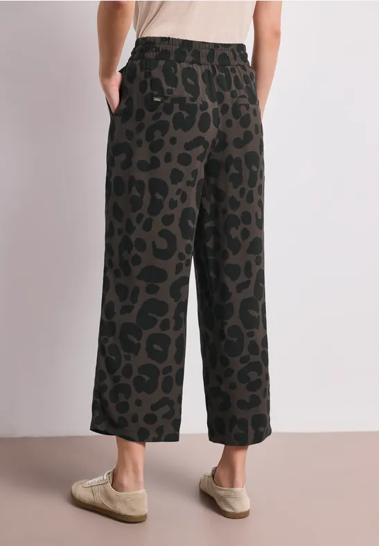 Dames wijde broek met donker olijfgroene luipaardprint, comfortabele pasvorm