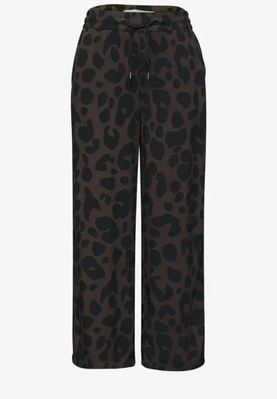 Wijde bruine broek met zwart luipaardpatroon en aantrekkoord in de taille