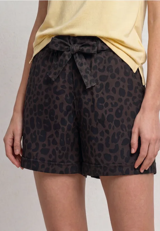 Donkerbruine korte broek met luipaardprint en strik in de taille, gecombineerd met een geel topje.