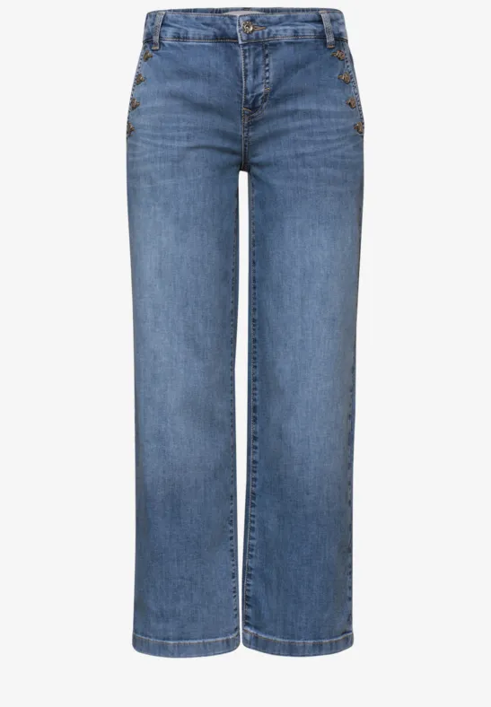 Blauwe, recht gesneden damesjeans met hoge taille en knoopsluiting.