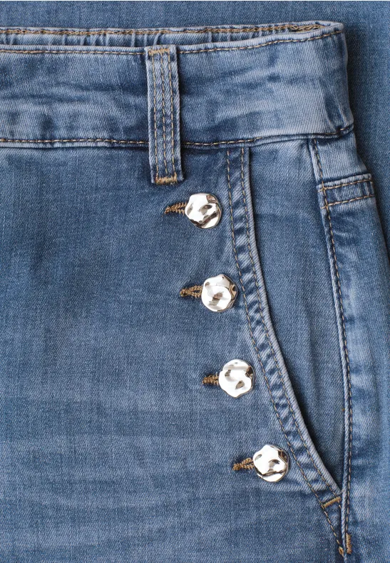 Blauwe spijkerbroek met zilverkleurige sierknopen langs de zijzak