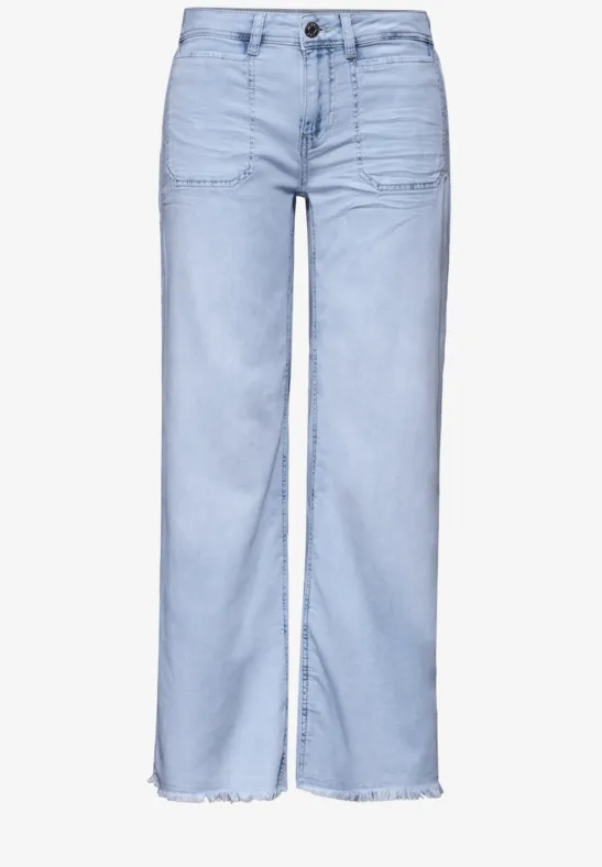 Lichtblauwe, wijde jeans met hoge taille en onafgewerkte zoom.