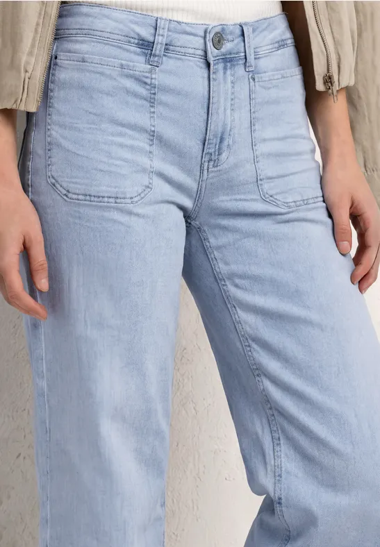 Lichtblauwe, rechte jeans met hoge taille, zakken voorop en losse pasvorm.