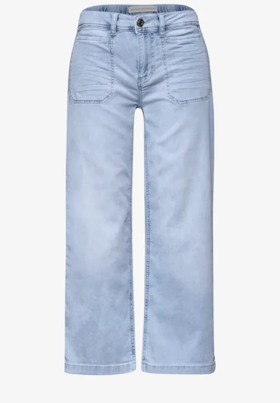 Helle, gerade geschnittene Jeans mit aufgesetzten Taschen vorn, hoher Taille und weitem Bein.