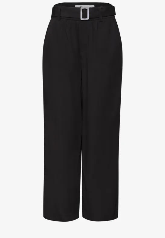 Zwarte broek met hoge taille, wijde pijpen en ceintuur in paperbag-stijl.