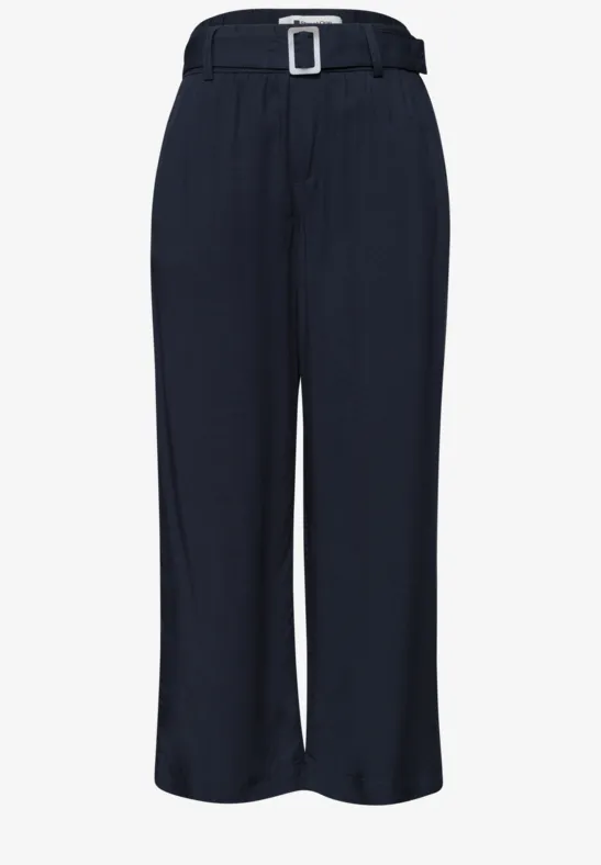 Donkerblauwe, wijde broek met hoge taille, vierkante gesp en nette vouwen voor een elegante look.