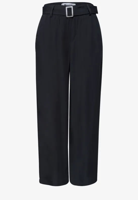 Schwarze, gerade geschnittene Damenhose mit hohem Bund und Gürtel.