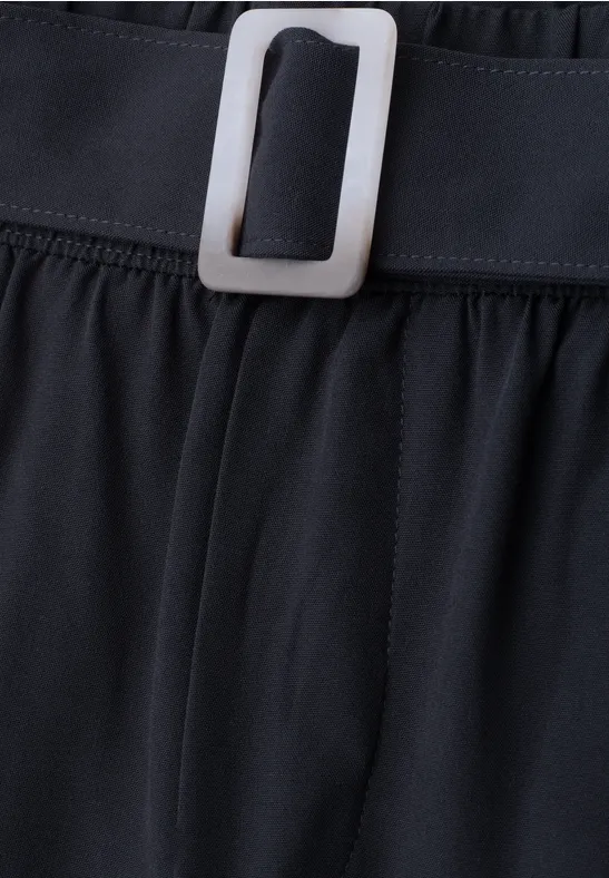 Schwarzer Stoffbund mit elegantem eckigem silbernen Gürtelverschluss in Nahaufnahme.