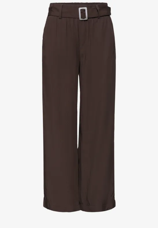 Pantalon marron ample avec taille haute et ceinture assortie.