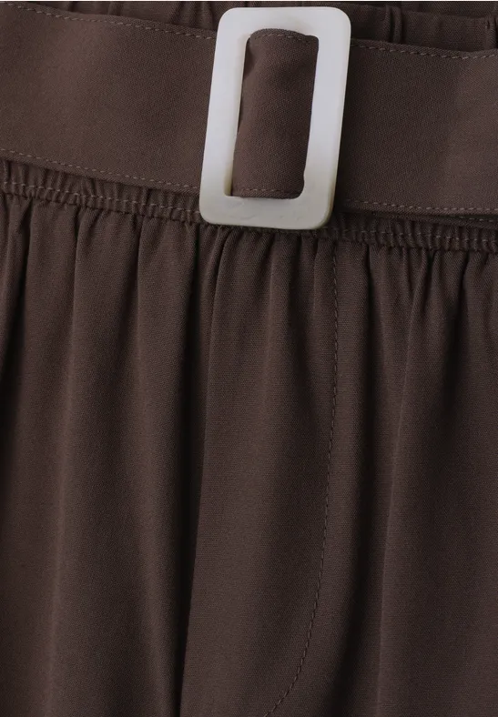 Jupe marron plissée avec boucle rectangulaire blanche à la taille