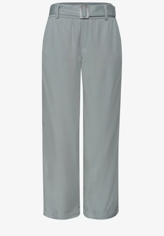 Hellgraue, hoch taillierte Stoffhose mit weitem Bein und passendem Gürtel.