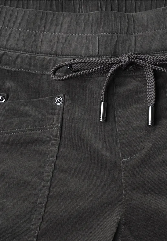 Dunkelgraue Hose mit Kordelzugbund aus weichem Stoff und aufgesetzter Tasche.