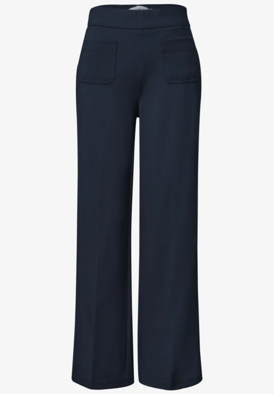 Weite, marineblaue Hose mit geradem Bein und zwei aufgesetzten Taschen vorne.