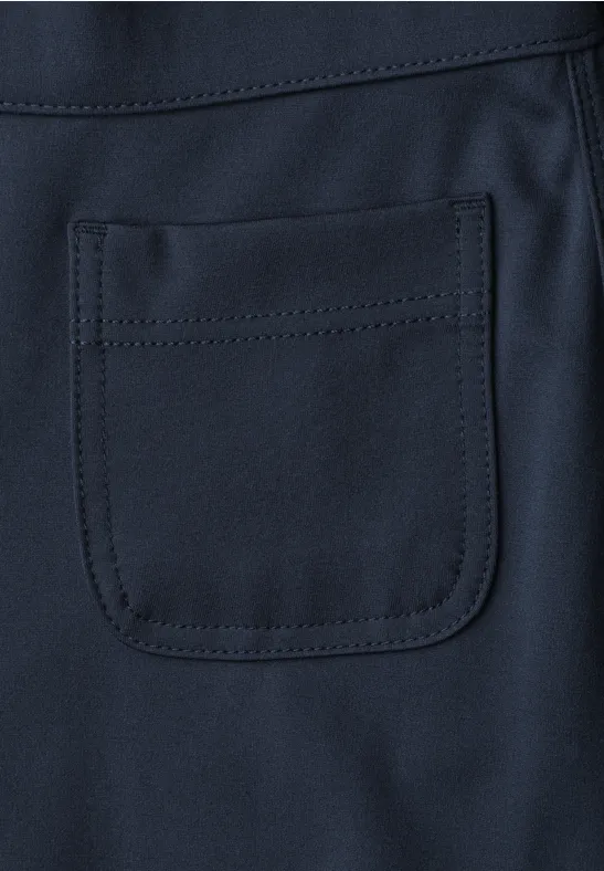 Dunkelblauer Stoff mit aufgesetzter Tasche und sichtbaren Nähten.