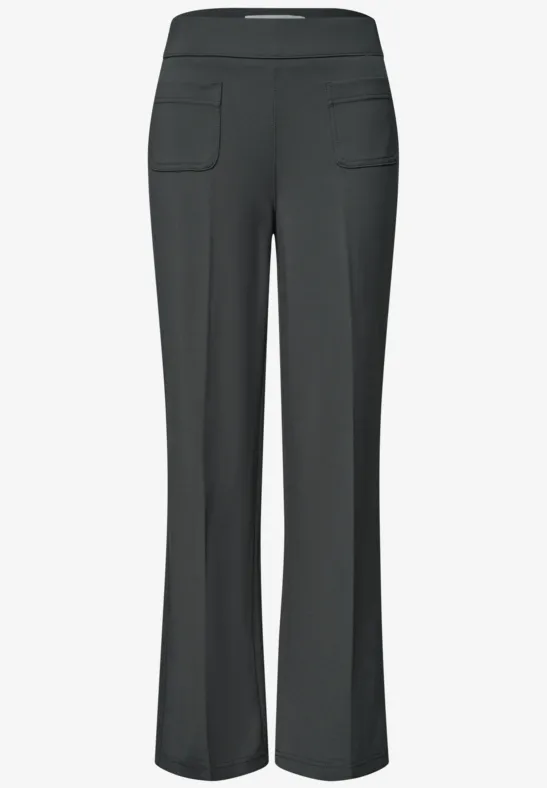 Schwarze, gerade geschnittene Hose mit mittlerer Taille und aufgesetzten Taschen vorne.
