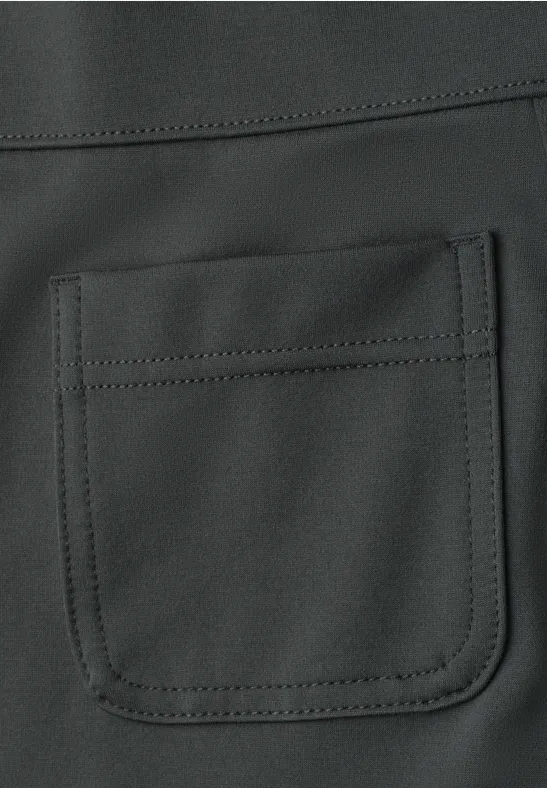Schwarze Stofftasche mit deutlich sichtbaren Nähten auf schwarzem Hintergrund.