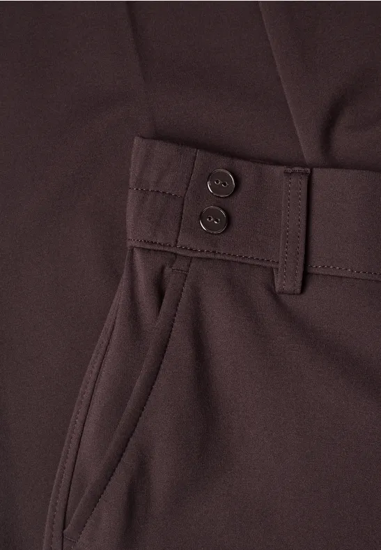 Dunkelbraune Stoffhose mit Gürtelschlaufen, zweifachem Knopfverschluss und schräger Seitentasche