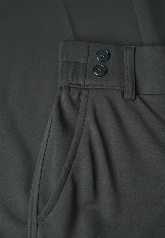 Schwarze Hose mit elastischem Bund, zwei Knöpfen und seitlicher Tasche.