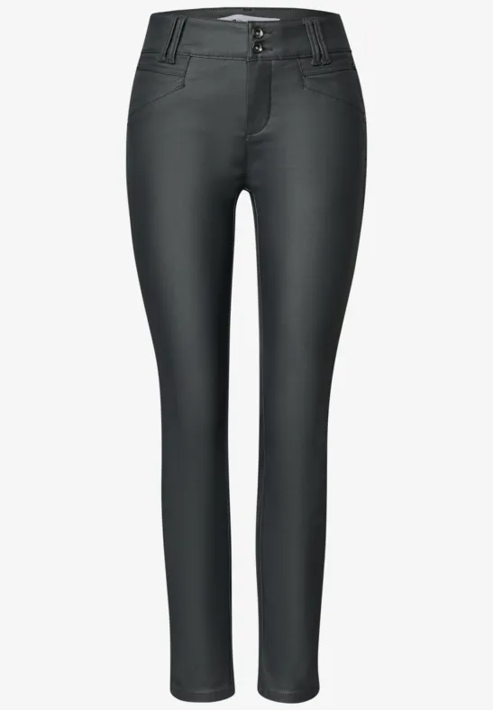 Schwarze, schmale Damenjeans mit Normalbund und enger Beinführung.
