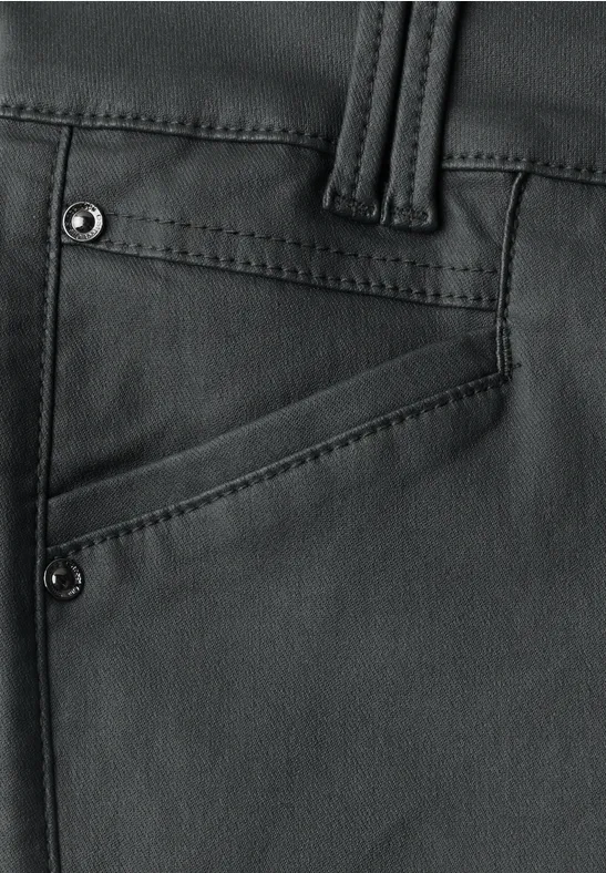 Nahaufnahme einer schwarzen Lederhose mit Gürtelschlaufe und einer seitlichen Tasche.