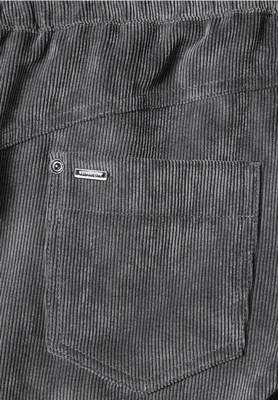 Nahaufnahme einer Cordhose mit Gesäßtasche und kleinem Label