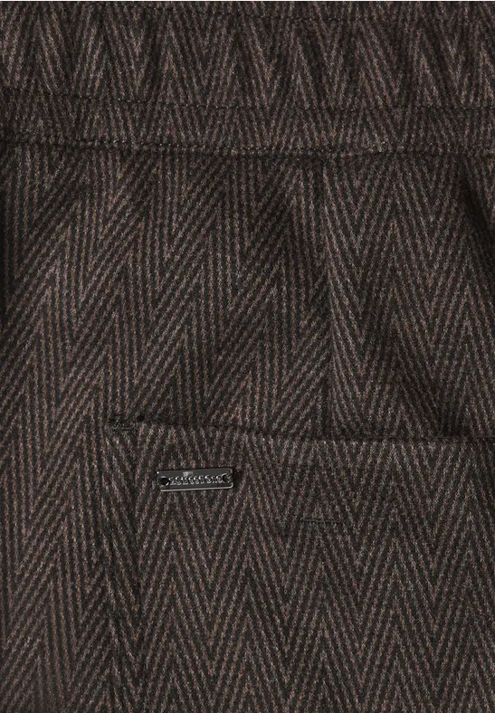 Braunes Fischgrät-Tweed mit aufgesetzter Tasche und kleinem Metall-Label
