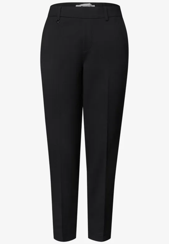 Schwarze, gerade geschnittene Damenhose aus glattem Stoff.
