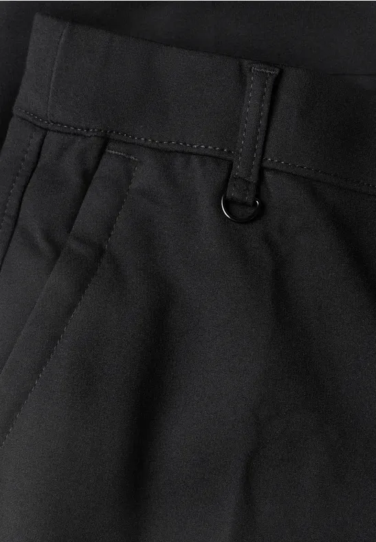 Nahaufnahme einer schwarzen Hose mit Bundschlaufe und D-Ring.