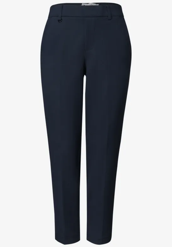 Schlanke dunkelblaue Damenhose mit geradem Schnitt und praktischen Seitentaschen, ideal für Büro und Alltag.