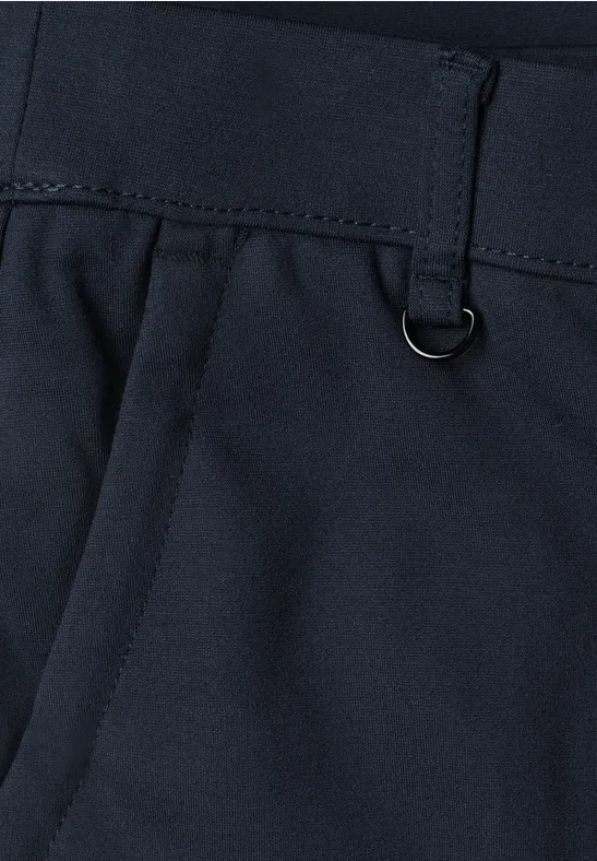 Nahaufnahme einer dunkelblauen Hose mit Gürtelschlaufen und kleinem Metallring an der Taille.