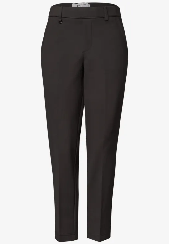 Schwarze, klassische Damenhose mit schmal zulaufendem Bein und mittlerer Leibhöhe.