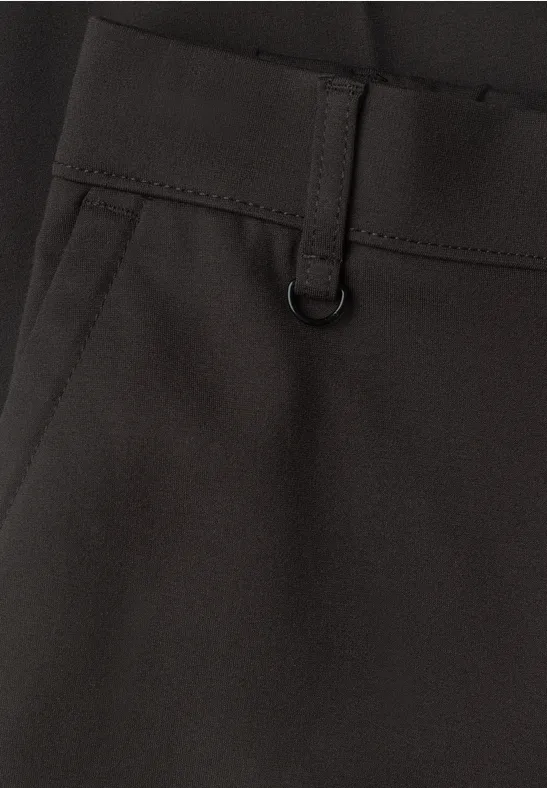 Schwarze Hose mit Gürtelgürtelschlaufen und D-Ring-Detail am Bund