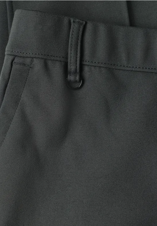 Schwarze Hose mit Gürtelschlaufe und seitlicher Tasche aus feinem, leicht strukturiertem Stoff.
