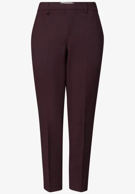 Elegante, schmal geschnittene Damenhose in dunklem Burgunderrot mit dezenten Bügelfalten.