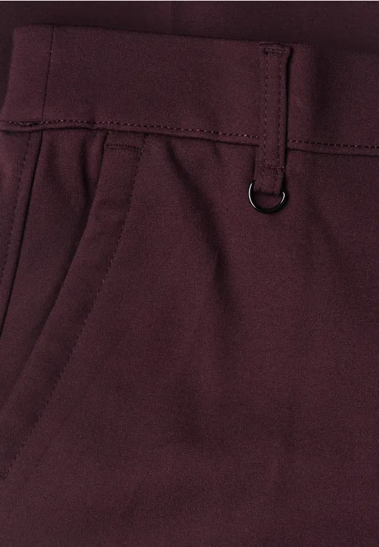 Nahaufnahme einer bordeauxfarbenen Hose mit Blick auf Gürtelschlaufe, D-Ring und Seitentasche.
