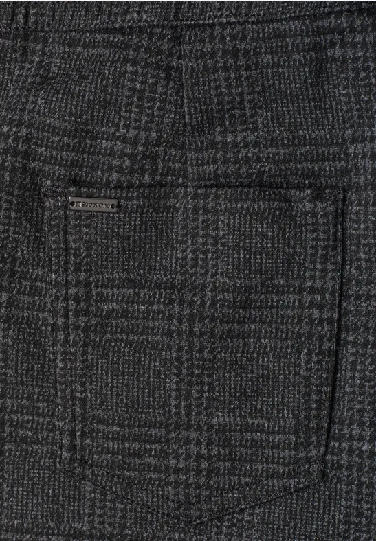 Nahaufnahme einer dunkelgrauen Stofftasche mit Glencheck-Muster