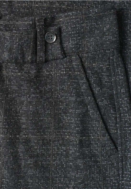 Nahaufnahme einer dunkelgrauen Hose mit feinem Muster, Knopfverschluss und Eingrifftasche.