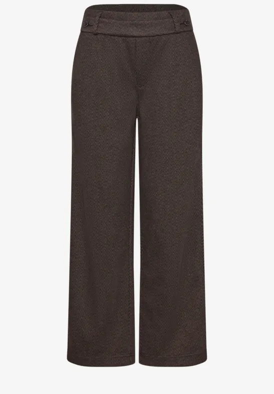 Braune weite Hose mit hohem Bund und geradem Schnitt.