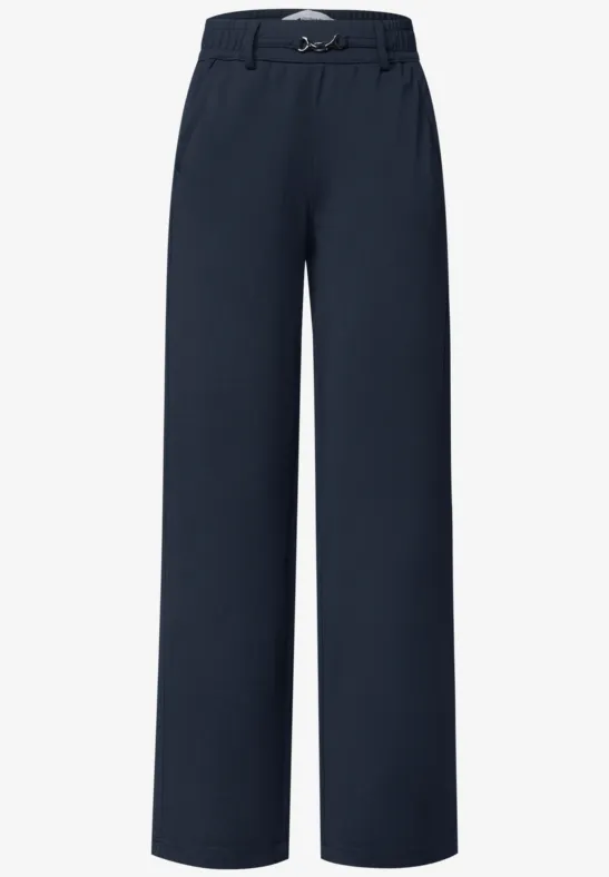 Dunkelblaue, gerade geschnittene Hose mit weitem Bein, hohem Bund und feiner Struktur.