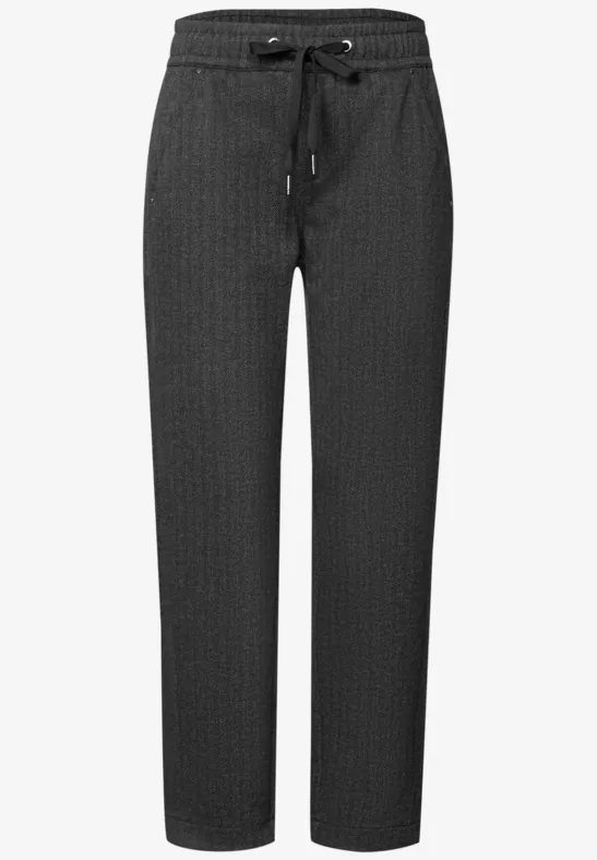 Zwarte, rechte broek met subtiele strepen en een trekkoord in de taille.