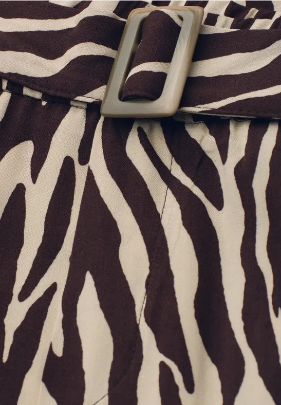 Zebra-Muster Stoff in Braun- und Beigetönen mit einem Gürtel und rechteckiger Schnalle.