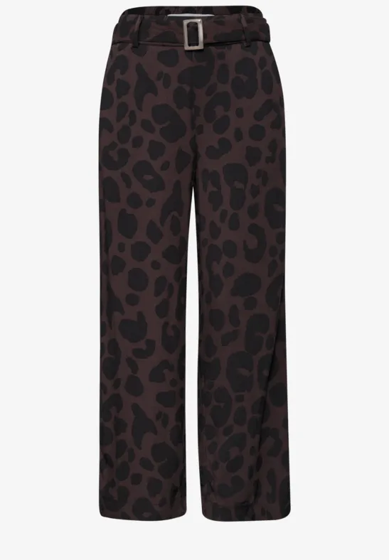 Weite braune Hose mit dunklem Leopardenmuster und schmalem Gürtel.