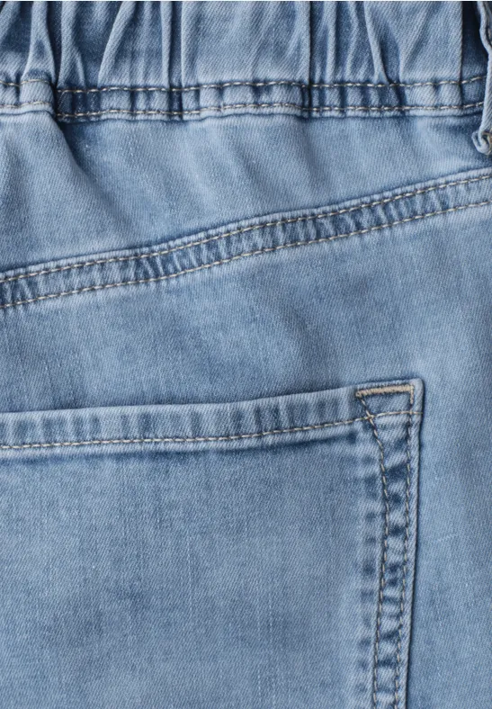 Nahaufnahme von hellblauem Denim mit Taschennaht.