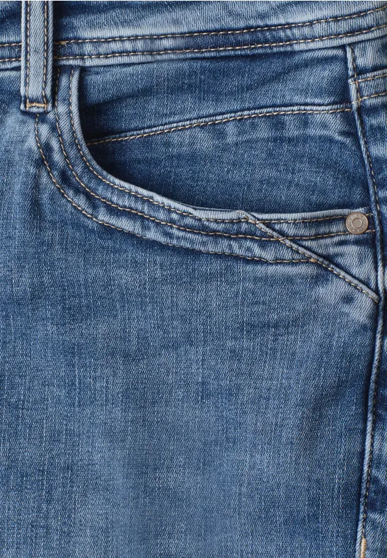 Nahaufnahme einer blauen Jeanshose mit Vordertasche und Gürtelschlaufe.