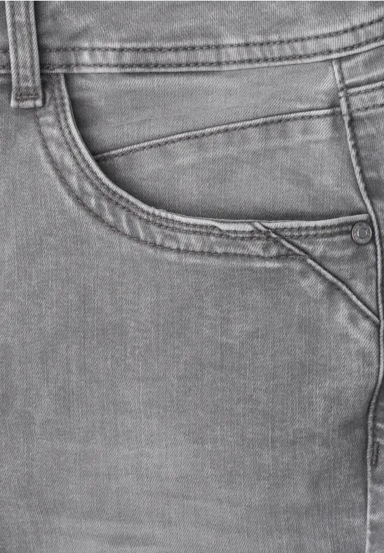 Nahaufnahme einer grauen Jeans-Tasche mit Nahtdetails.